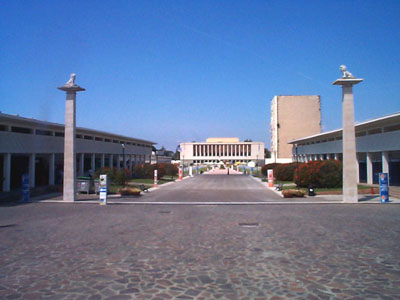 Il Teatro Mediterraneo sullo sfondo