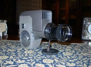 DSCN4426  CANON 8 mm con ZOOM  è la primissima telecamera giapponese , zoom . Ha fatto il suo ingresso negli anni 60.Viene descritta nell'articolo la Gallaria del passo ridotto.